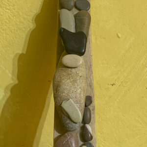 Διακοσμητικό τυχερό ξύλο με πέτρες θαλάσσης